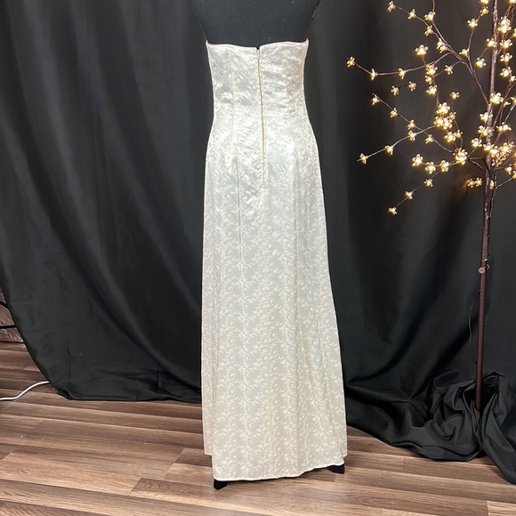 Ivory wedding gown with embroidered ivy pattern - Picture 3 of 9
